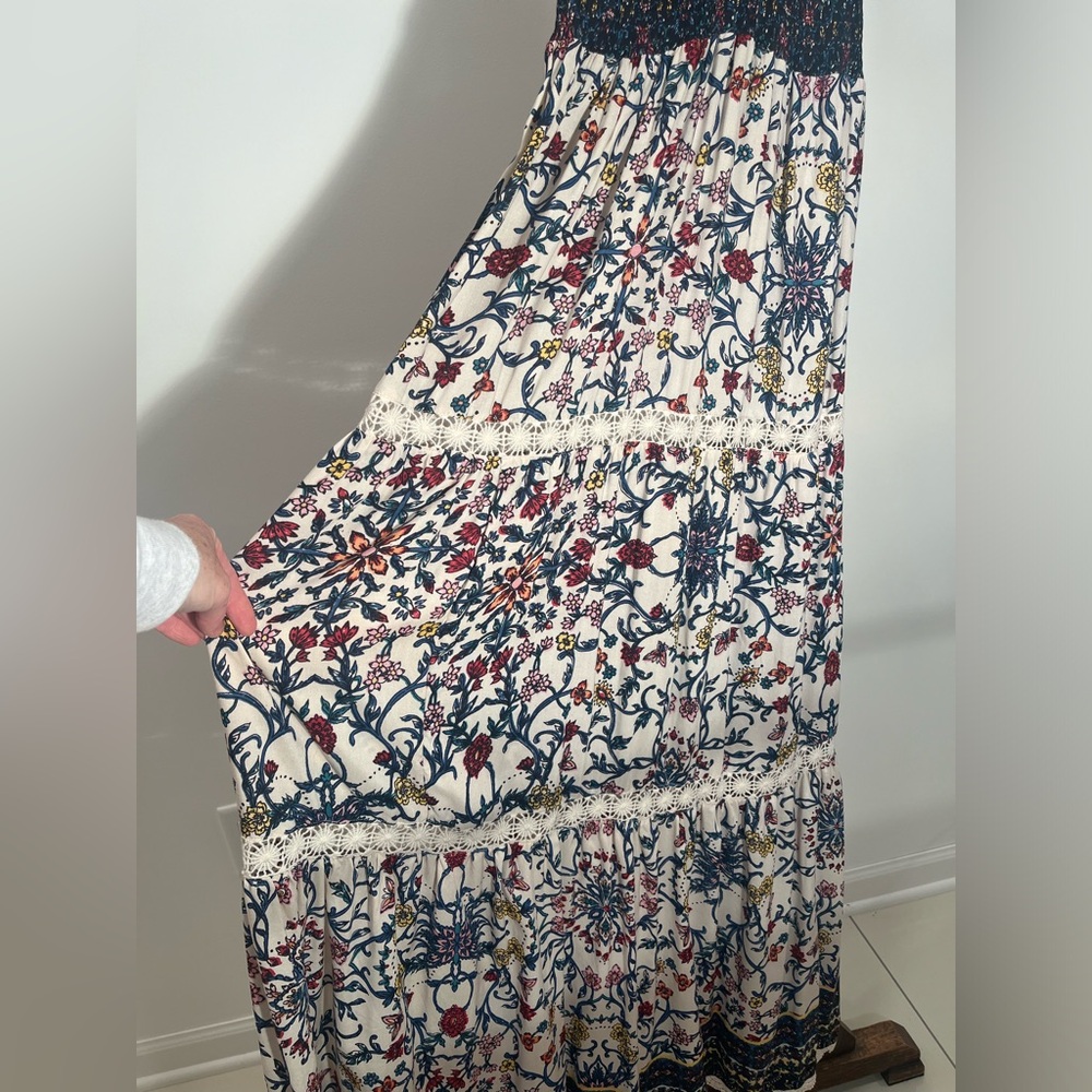 Pretty floral long dress with lace detail